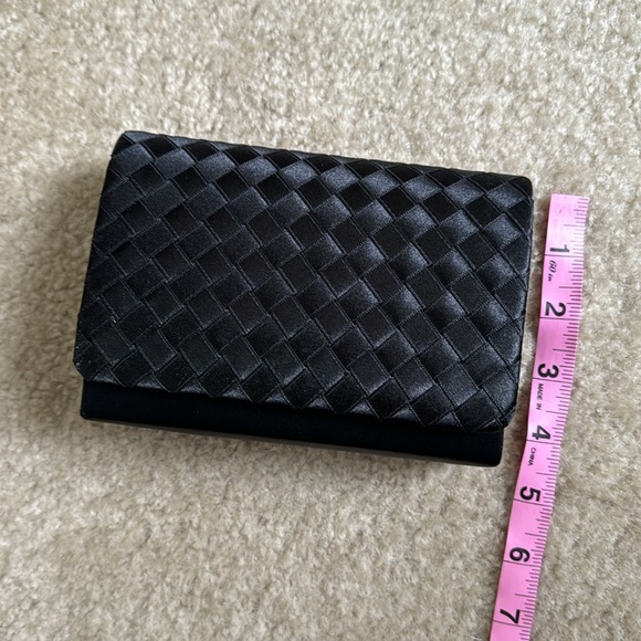 Black satin evening clutch handbag - Picture 5 of 10